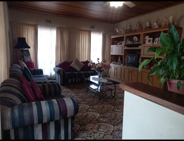 4 BEDROOM HOUSE FOR SALE IN BEZUIDENHOUT VALLEY